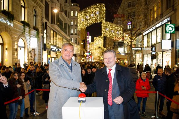 In Wiens Straßen leuchten wieder die Weihnachtslichter
