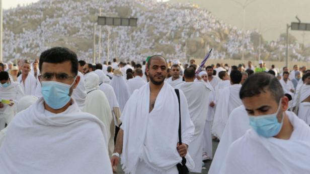 Pilger in weißer Kleidung versammeln sich in Mekka, Saudi-Arabien.