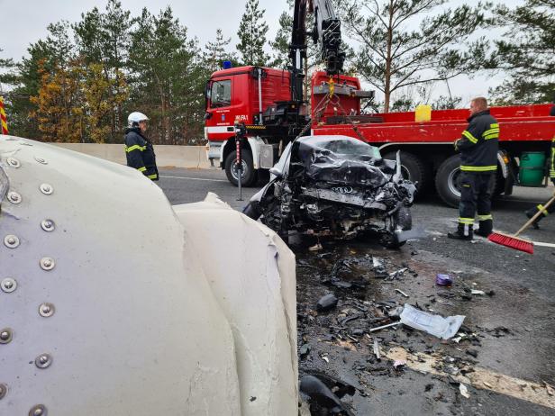 Ein schwerer Autounfall mit Feuerwehr und Rettungskräften vor Ort.