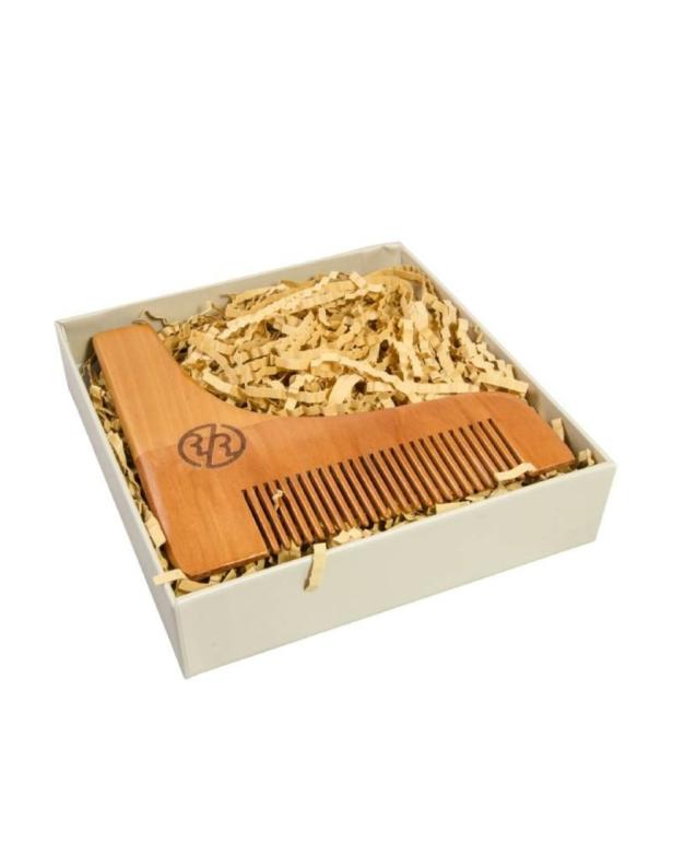 Ein Bartkamm aus Holz liegt in einer Geschenkbox mit Füllmaterial.