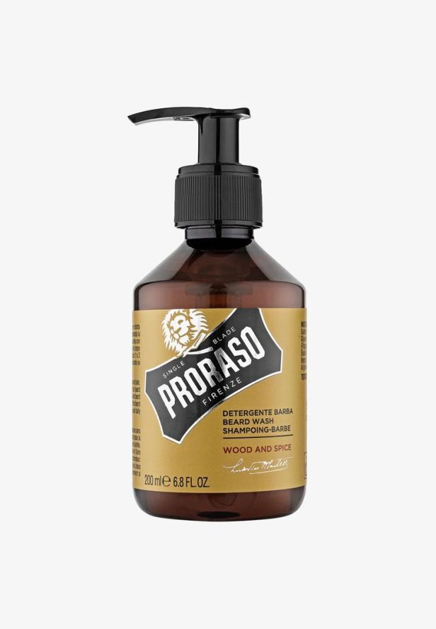 Eine Flasche Bartwaschmittel von Proraso mit dem Duft „Wood and Spice“.