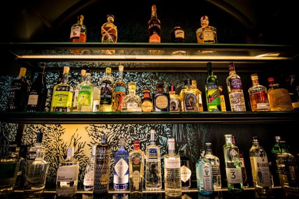 Regale in einer Bar gefüllt mit verschiedenen Spirituosenflaschen.
