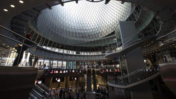 Das Innere des Oculus im World Trade Center mit seiner markanten Glaskuppel.
