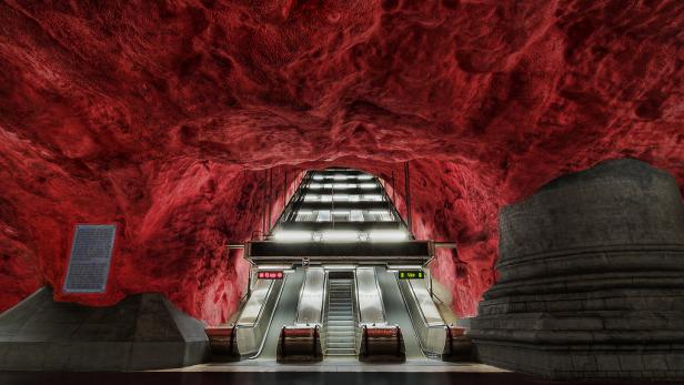 Die Rolltreppenstation einer U-Bahn mit roter Felsdecke.