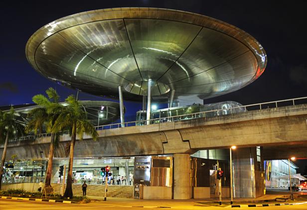 Das futuristische Gebäude des Bahnhofs Expo in Singapur bei Nacht.