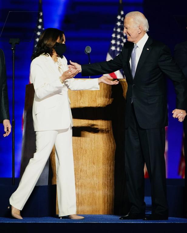 Joe Biden und Kamala Harris auf einer Bühne bei einer Veranstaltung.