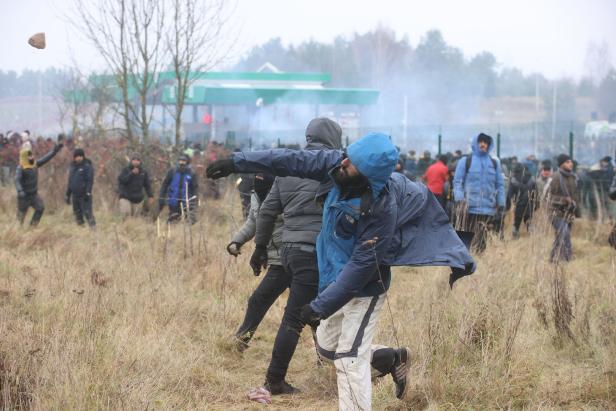 Lage eskaliert: Wasserwerfer gegen Migranten an Grenze zu Belarus