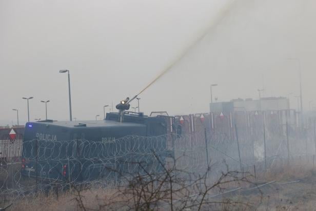 Lage eskaliert: Wasserwerfer gegen Migranten an Grenze zu Belarus