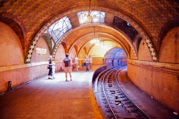 Die stillgelegte U-Bahn-Station City Hall in New York mit gewölbter Decke und Gleisen.