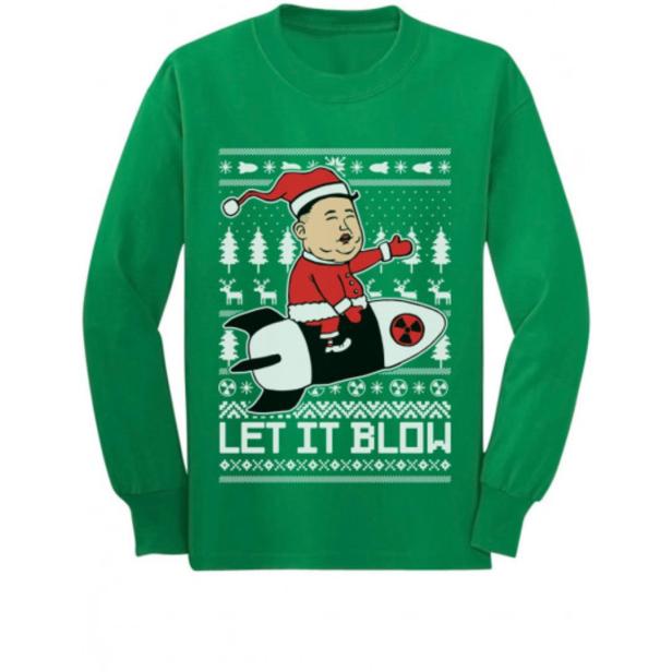 Ein grünes Weihnachtspullover mit Kim Jong-un als Weihnachtsmann auf einer Rakete.