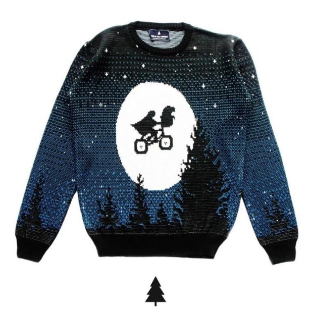 Ein Weihnachtspullover mit dem Motiv von E.T. auf einem Fahrrad vor dem Mond.