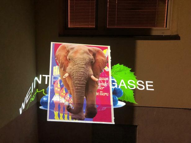Ein Elefant ist auf einem Werbeplakat für die Weinträgergasse zu sehen.