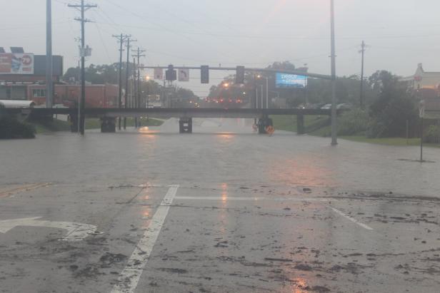 The Acadian Thruway is covered in floodwaters in t 7.000 Menschen aus überschwemmten Häusern gerettet