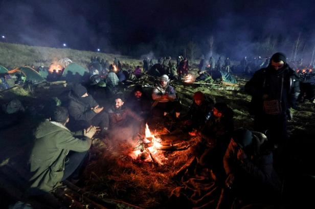 Tausende Migranten verbrachten Nacht in Lagerhalle