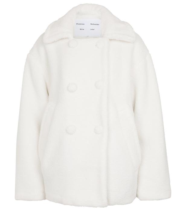 Ein weißer Teddyfell-Mantel von Proenza Schouler.