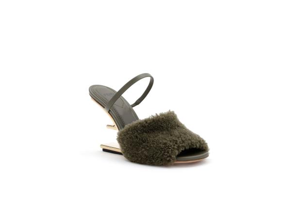 Ein olivgrüner Fendi-Slingpumps mit Fellbesatz und goldenem Absatz.