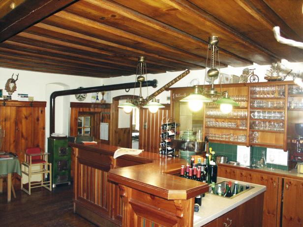 Innenansicht einer traditionellen Bar mit Holzvertäfelung und rustikalem Charme.