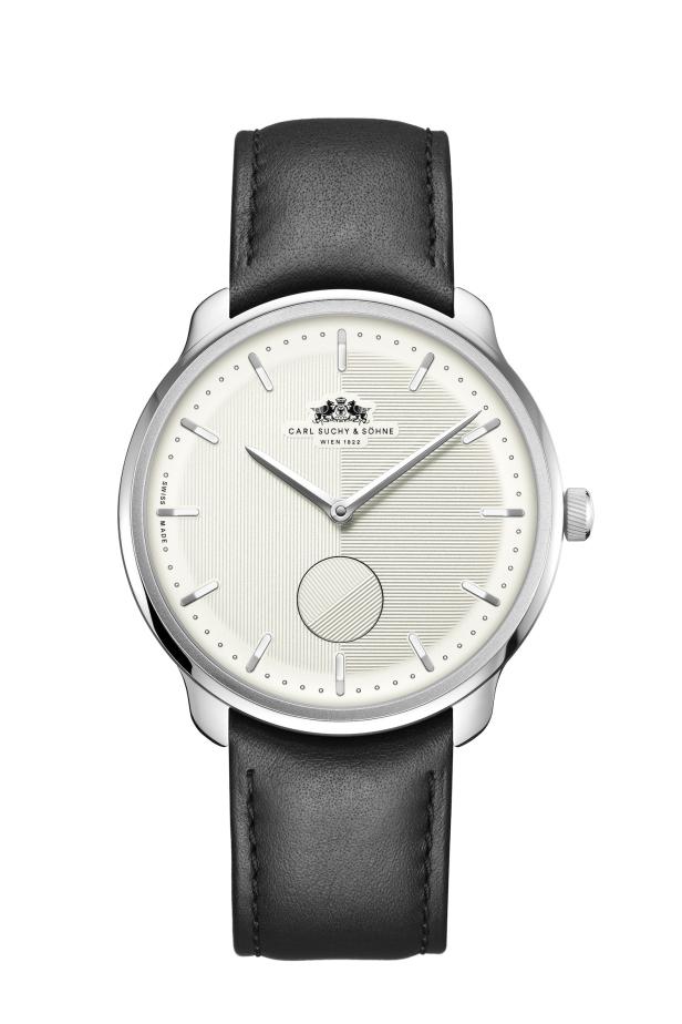 Eine silberne Carl Suchy & Söhne Herrenuhr mit schwarzem Lederarmband.