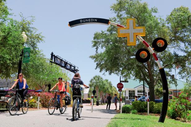 Radfahrer fahren auf einem Weg in Dunedin, Florida.