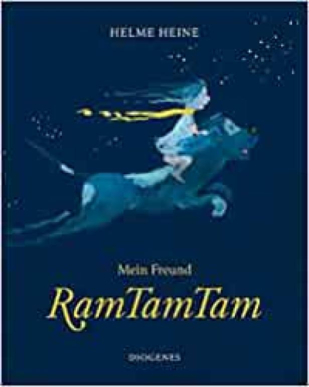 Das Cover des Buches „Mein Freund RamTamTam“ von Helme Heine zeigt ein Mädchen auf einem Hund im Nachthimmel.