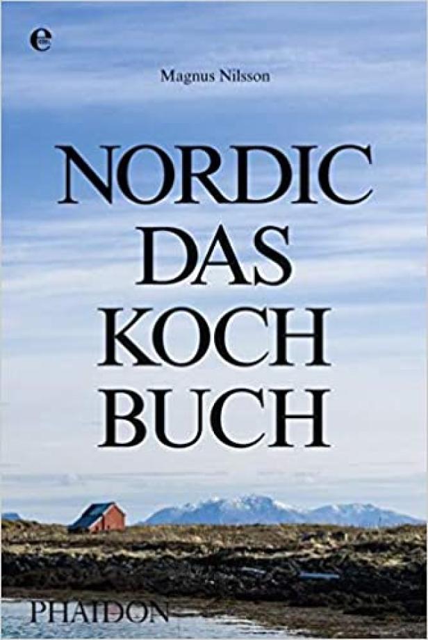 Das Cover des Buches „Nordic: Das Kochbuch“ von Magnus Nilsson vor einer nordischen Landschaft.