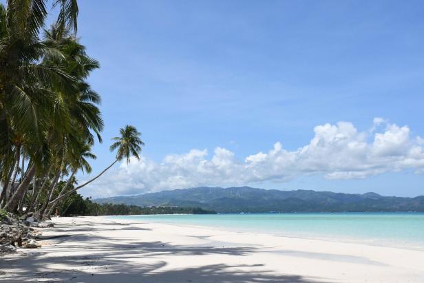 FILES-PHILIPPINES-HEALTH-VIRUS-TOURISM