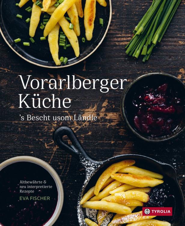 Das Cover des Kochbuchs „Vorarlberger Küche“ mit Spätzle und Preiselbeeren.