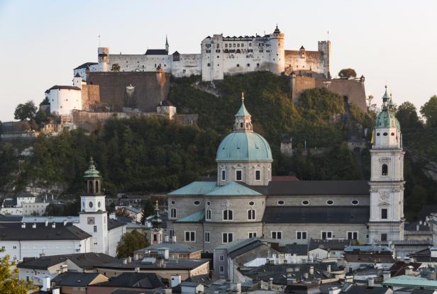 Blick auf die Festung Hohensalzburg und den Salzburger Dom.