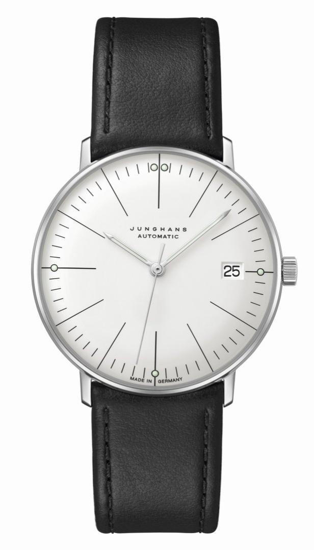 Eine Junghans Automatic Armbanduhr mit schwarzem Lederarmband und hellem Zifferblatt.