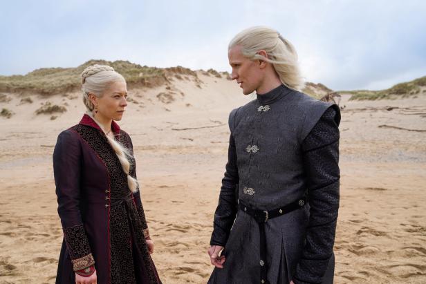 Rhaenyra Targaryen und Daemon Targaryen stehen sich am Strand gegenüber.
