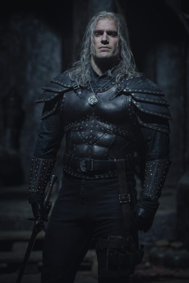 Henry Cavill als Geralt von Riva in seiner Rüstung.