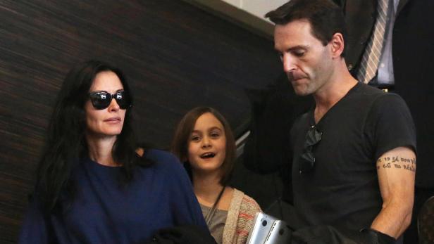 Courteney Cox mit ihrer Tochter und einem Mann, möglicherweise bei einer Veranstaltung.