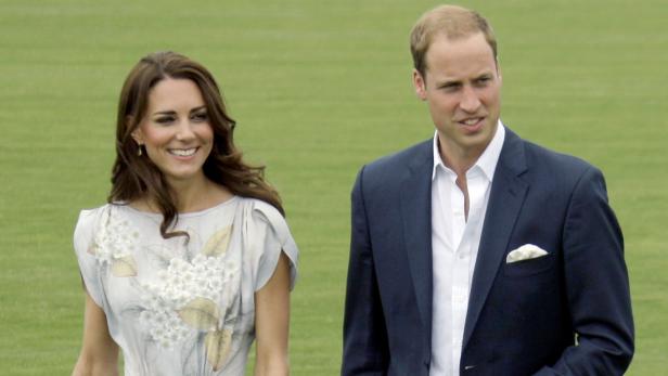 Kate Middleton und Prinz William auf einer grünen Wiese.