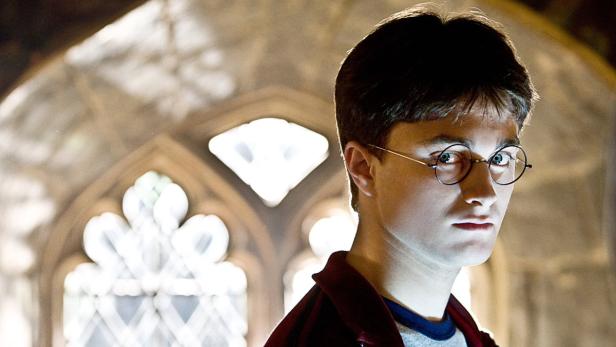 Daniel Radcliffe als Harry Potter vor einem Fenster in Hogwarts.