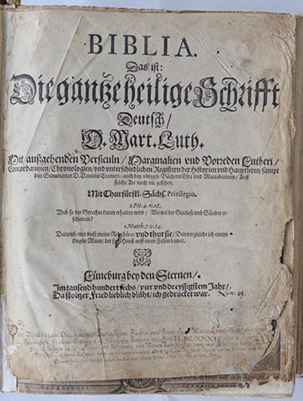 Eine Seite aus einer alten Lutherbibel, gedruckt in Lüneburg im Jahr 1634.