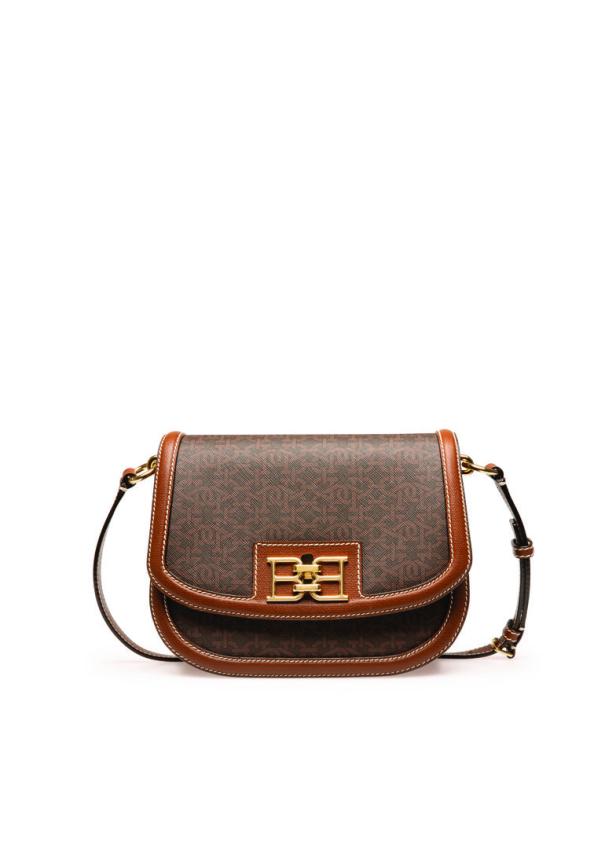 Eine braune Handtasche mit einem Muster und goldenem Verschluss vor einem weißen Hintergrund.