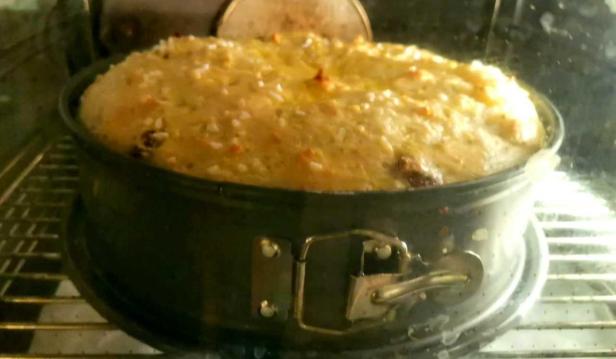 Ein Kuchen mit Hagelzucker wird in einer Springform im Ofen gebacken.