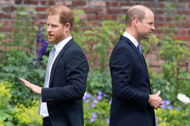 Schädigendes Gerücht um William und Harry: Queen reißt der Geduldsfaden