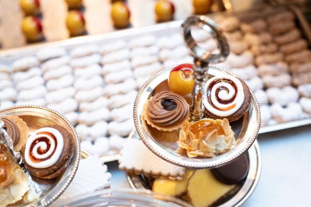 Eine Etagere mit verschiedenen kleinen Kuchen und Gebäckstücken.