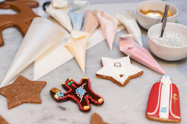 Verzierte Lebkuchen liegen bereit zum Trocknen.