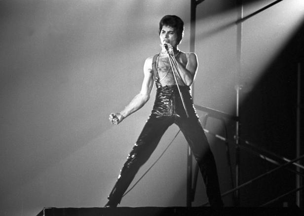 Freddie Mercury singt auf der Bühne.