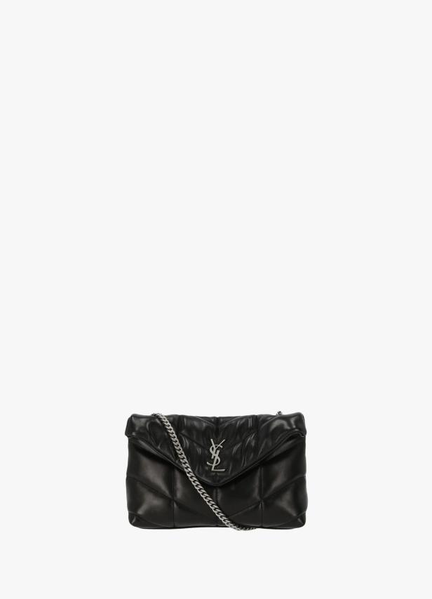 Eine schwarze Saint Laurent Umhängetasche mit silberner Kette vor einem weißen Hintergrund.