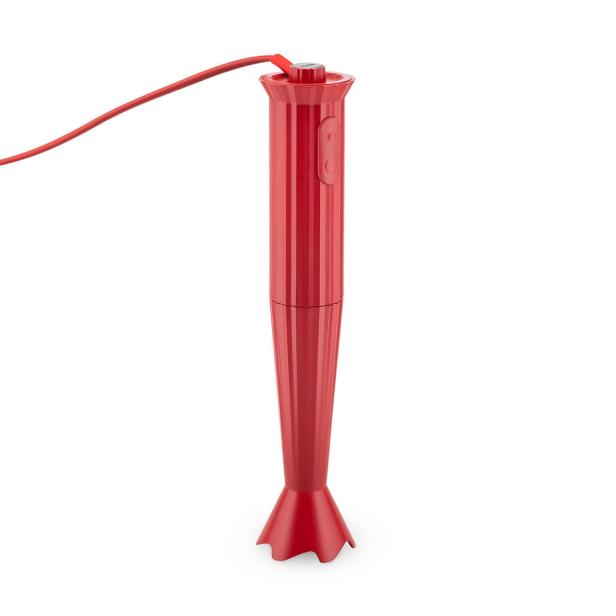 Ein roter Stabmixer steht auf einer weißen Oberfläche.