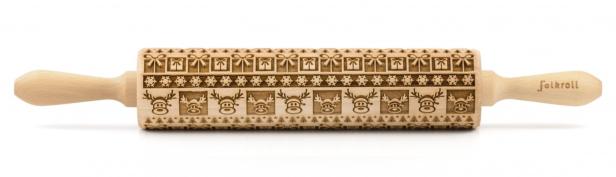 Ein hölzerner Nudelholz mit weihnachtlichen Motiven wie Rentieren und Geschenken.