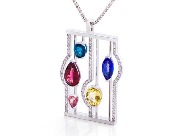 Eine Halskette mit einem Anhänger, der mit verschiedenfarbigen Edelsteinen und Diamanten besetzt ist.