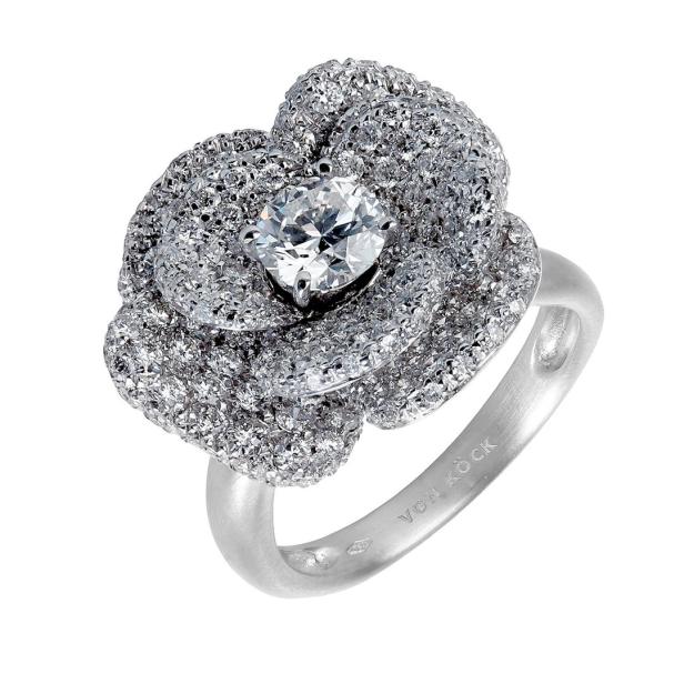 Ein silberner Ring der Marke Von Köck in Form einer Blume mit einem großen Diamanten in der Mitte.