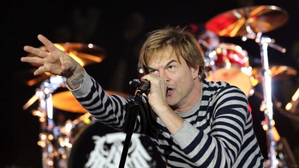 Richie Sambora singt während eines Konzerts mit einem gestreiften Pullover.