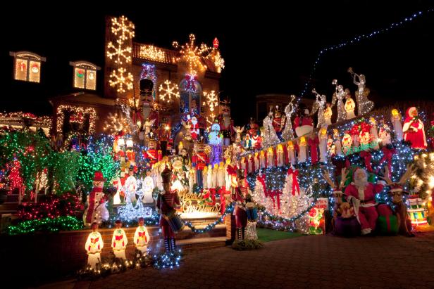 Ein Haus ist mit zahlreichen Weihnachtsdekorationen und Lichtern geschmückt.