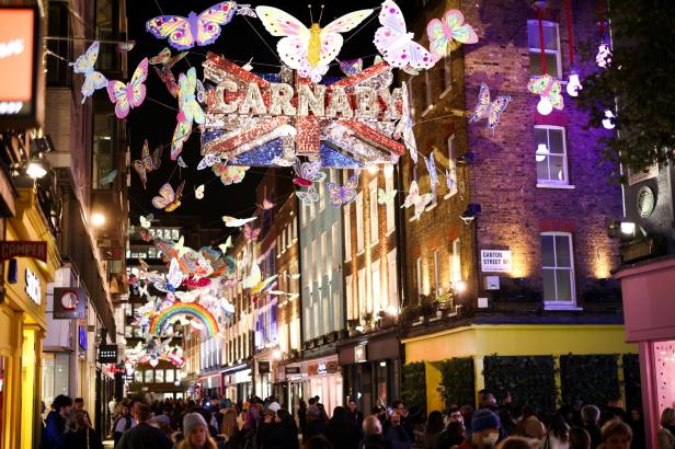 Die Carnaby Street in London ist mit schillernden Schmetterlingen und einer Union-Jack-Flagge geschmückt.