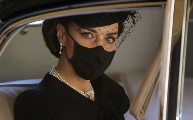 Skurrile Kleiderordnung: Queen schreibt Herzogin Kate sogar Unterwäsche vor